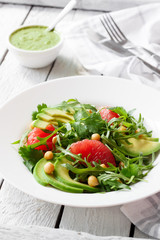 Salad with avocado, grapefruit and chickpeas