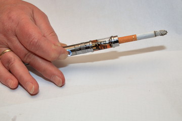 Zigarette in E-Zigarette gesteckt