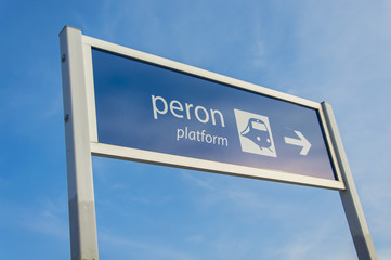 Znak peron kolejowy na tle niebieskiego nieba, Małogoszcz, Polska