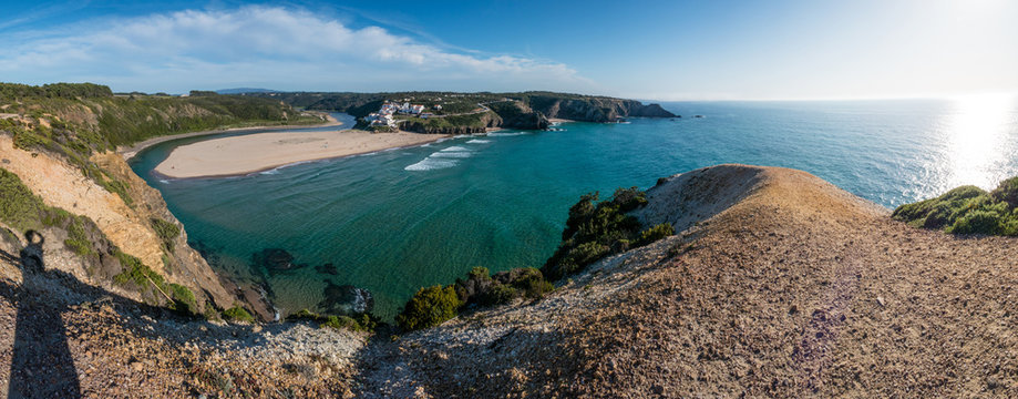 Panorama; Strand und Küstenlandschaft bei Odeceixe, Algarve, Portugal, Europa