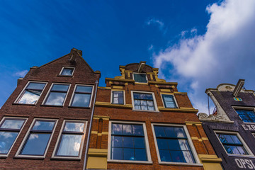 Fototapeta na wymiar Amsterdam Fassaden Fenster blauer Himmel