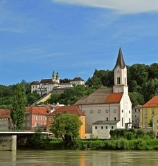 Fototapeta na wymiar Pfarrkirche St. Gertraud am Ufer der Inn in Passau 