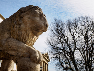 Statur von Löwe vor Himmel und Baum