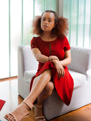 Jovem negra de vestido vermelho