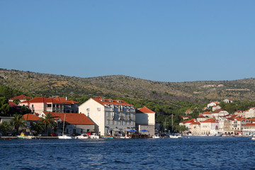 Fototapeta na wymiar Hafeneinfahrt mit Blick auf die Stadt Milna auf der Insel Brač in Kroatien