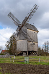 Obraz premium Old wooden windmill in Kashubian Ethnographic Park in Wdzydze Kiszewskie. Poland.