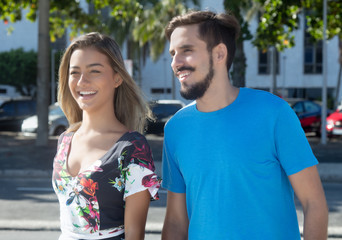 Obraz premium Junges Paar in der Stadt