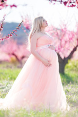 Obraz na płótnie Canvas Pregnant pretty woman in spring garden