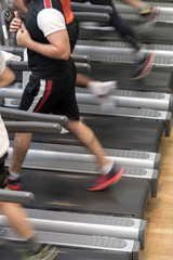 coureurs sur un tapis de course en filé