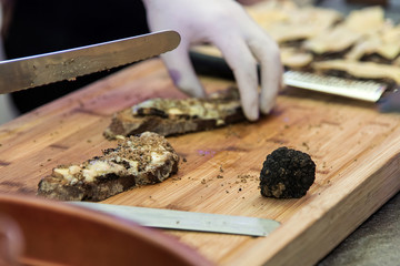 cuisinier qui tartine de la truffe