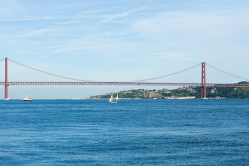 Puente rojo de Lisboa sobre el rio Tajo