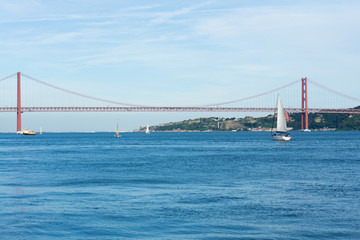 Puente rojo de Lisboa sobre el rio Tajo