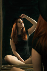 Obraz na płótnie Canvas Girl in the mirror