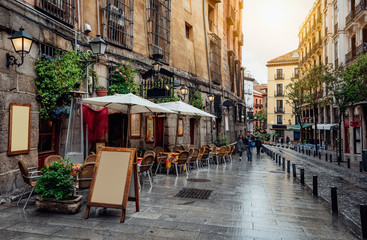 Fototapeta premium Stara przytulna ulica w Madrycie. Hiszpania