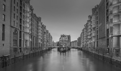 Fototapeta premium Hamburger Speicherstadt zur blauen Stunde