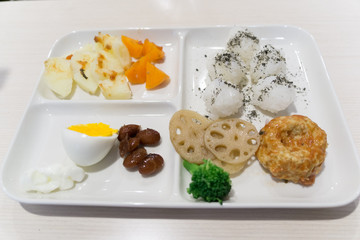 お弁当　昼食　ランチ