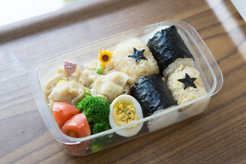 お弁当　昼食　ランチ