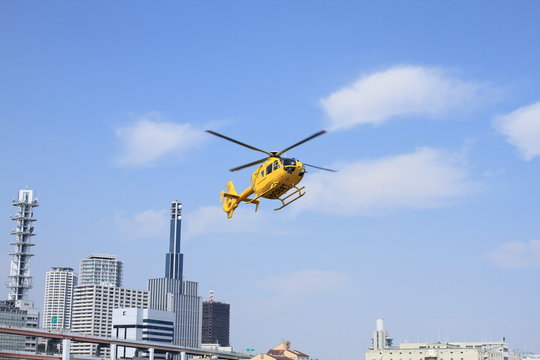 青空と黄色いヘリコプター