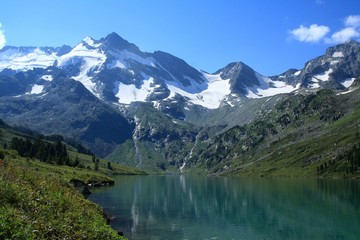 Fototapeta na wymiar Lake in the Altai Mountains