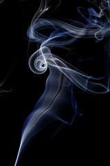 Obraz premium Abstract white blue smoke from aromatic sticks.