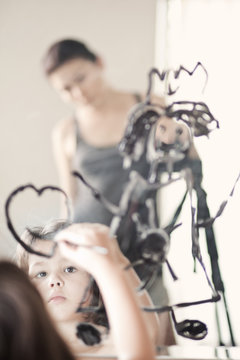 Child draws on the mirror 