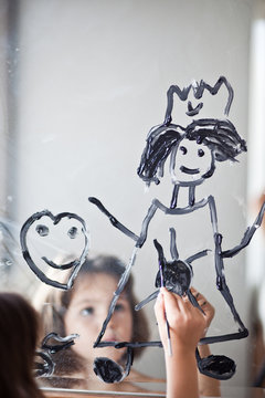 Child draws on the mirror 