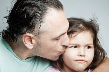 Naklejka premium Dad kissing daughter 