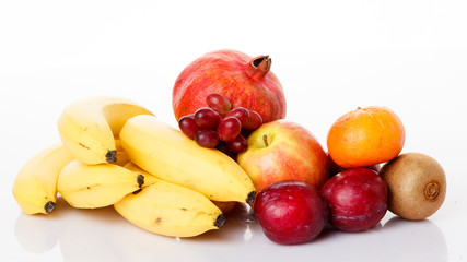 Fototapeta na wymiar fruits isolated on white background. Fresh fruits