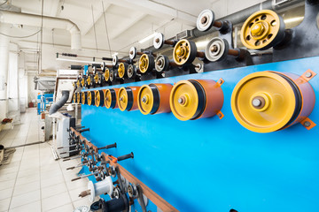 Rotating rubberized wheels of the winding machine.