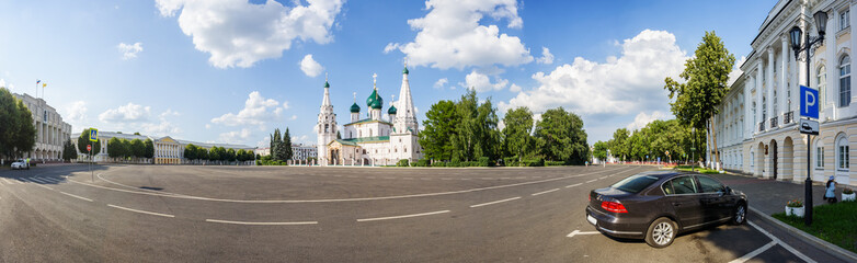 Площадь Советская и Храм Ильи Пророка в Ярославле в летний солнечный день