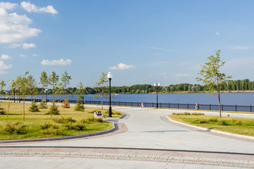 Obraz premium Прогулочная дорожка на Стрелке в городе Ярославль