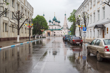 Вид на Храм Ильи Пророка на Советской площади с улицы Нахимсона в Ярославле в пасмурный день © Тищенко Дмитрий