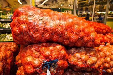Naklejka premium Yellow onions at the supermarket