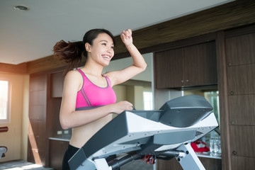 woman run on treadmill