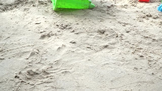bunte sandspielsachen auf einem strand in thailand