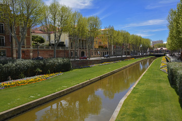 Obraz premium La Basse canal in downtown Perpignan