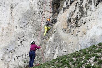 zwei Kletterer an Felsenwand