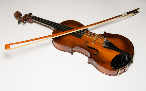 Antico violino in legno di liuteria isolato