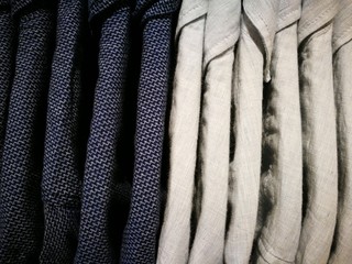 Modischen Herrenhemden in Dunkelblau und Naturfarben in einem Einkaufszentrum in Adapazari in der...