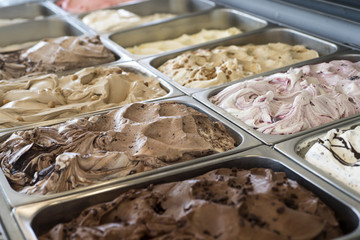 original italienische Eiscreme in Edelstahlbehältern