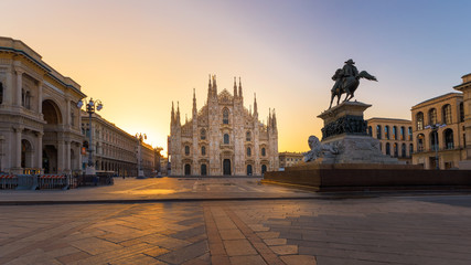 Fototapeta premium Duomo Milan at sunrise
