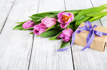 Obraz na płótnie Canvas tulips bouquet and gift box