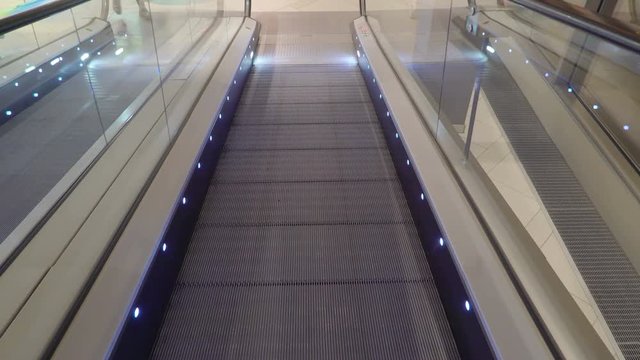13402_Going_down_on_an_escalator_in_the_shopping_center.mov