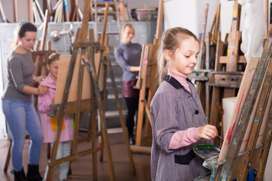 Children to painting