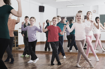 children studying contemp dance