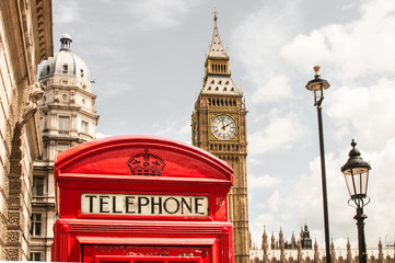 Fototapeta na wymiar Rote Telefonzelle in London vor Big Ben
