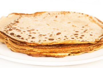 Crepes sobre plato blanco. Vista de frente