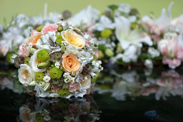 Obraz na płótnie Canvas Bridal bouquet placed on wedding car bonnet.