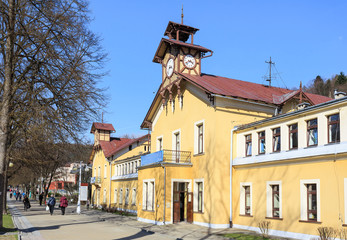Krynica Zdrój -  Budynek Starych Łazienek Mineralnych z 1866 roku na początku głównego deptaka - obrazy, fototapety, plakaty