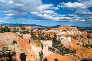 Fototapeta na wymiar View from Sunrise Point, Hiking in Bryce Canyon, Rim trail-Sunset to Sunrise, Queens Garden and Peek-A-Boo Loop Trails, Bryce Canyon National Park, North America, USA